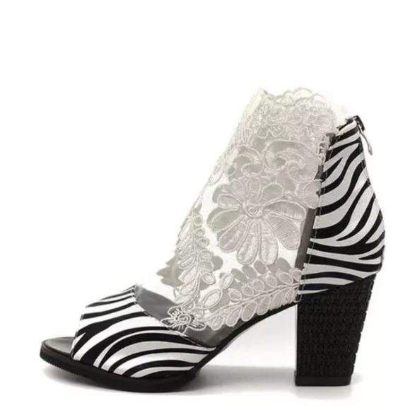 🦓 Open Toe Black & White Zebra Lace Bootie Block Heel 3" nwot - Picture 2 of 5